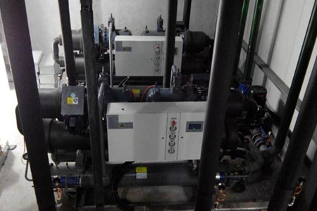 為什么水冷螺桿式冷水機組中會有污垢沉積？